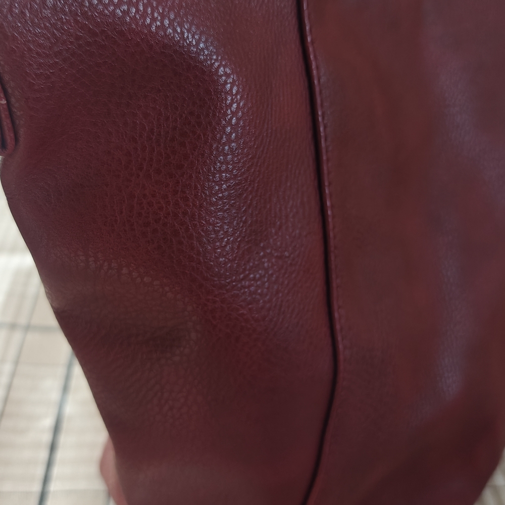 Elegant Burgundy Leather Tote Bag - Picture 7 of 16
